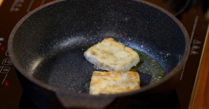 Минтай с рисом в сливочно-овощном соусе