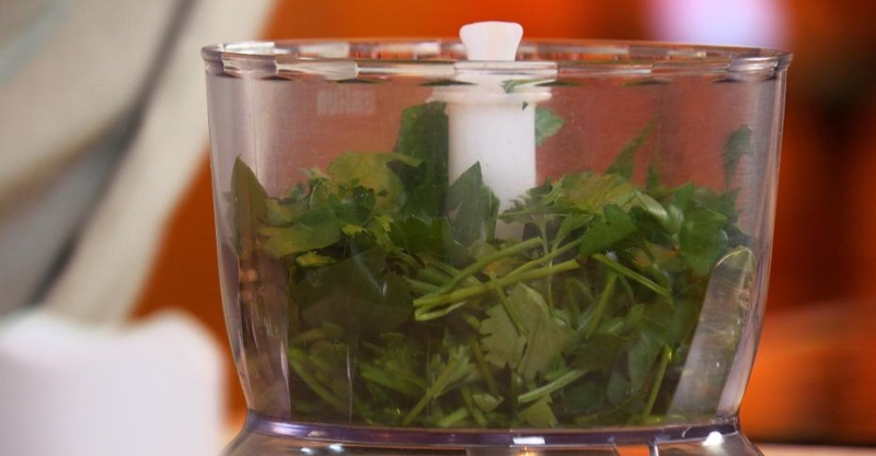 Люля-кебаб из баранины с запечённым баклажаном, сальсой из томатов и зелёным соусом