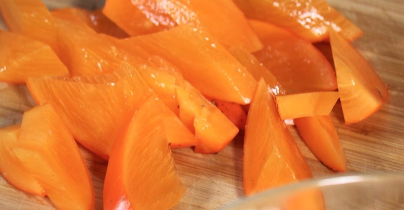 Салат из утки с манго и хурмой