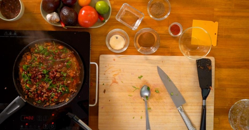 Чили кон карне с шоколадом, лепёшкой и гуакамоле