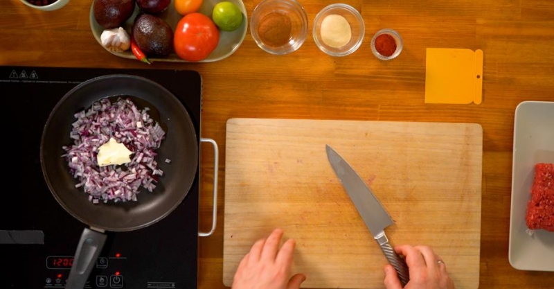 Чили кон карне с шоколадом, лепёшкой и гуакамоле