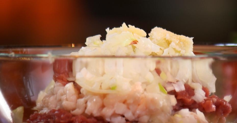 Люля-кебаб из баранины с запечённым баклажаном, сальсой из томатов и зелёным соусом