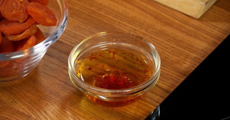 Курица с сухофруктами и томлёным рисом в лаваше