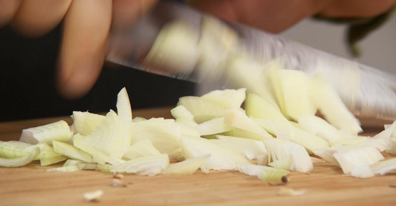 Шницель в крекерах и витаминный салат