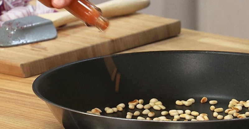 Утиная грудка в ягодах и салат с табаско