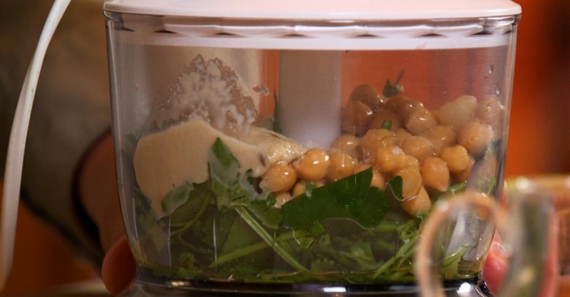 Люля-кебаб из баранины с запечённым баклажаном, сальсой из томатов и зелёным соусом