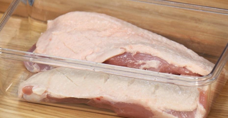 Утиная грудка в ягодах и салат с табаско