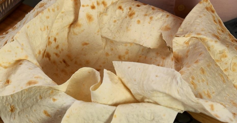 Курица с сухофруктами и томлёным рисом в лаваше