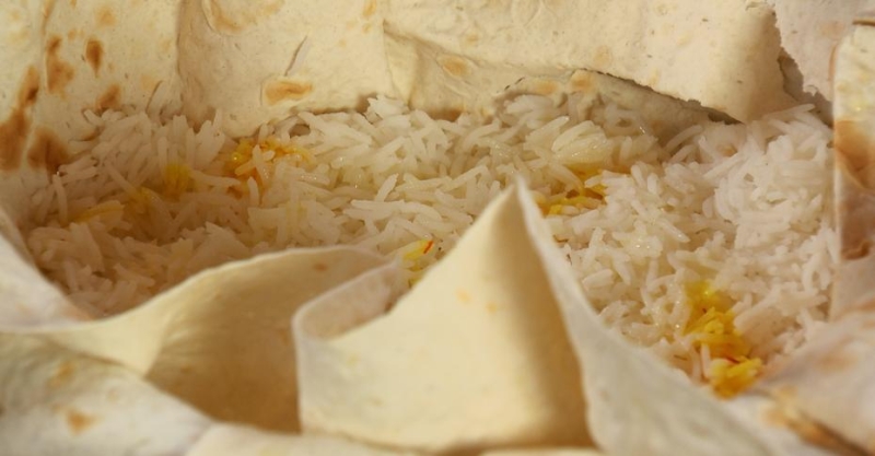 Курица с сухофруктами и томлёным рисом в лаваше