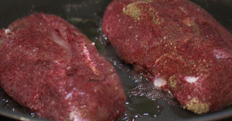 Утиная грудка в ягодах и салат с табаско