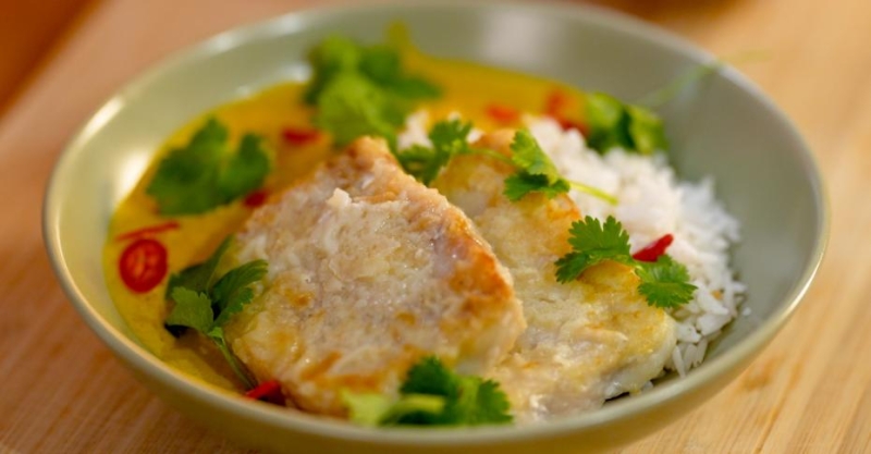 Минтай с рисом в сливочно-овощном соусе