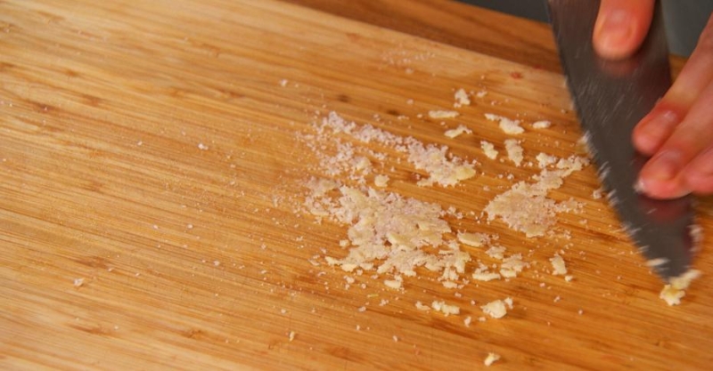 Люля-кебаб из баранины с запечённым баклажаном, сальсой из томатов и зелёным соусом