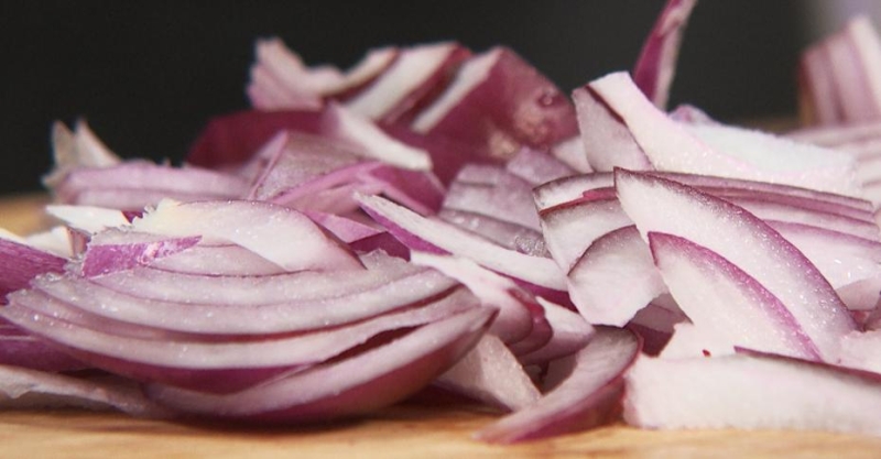 Утиная грудка в ягодах и салат с табаско