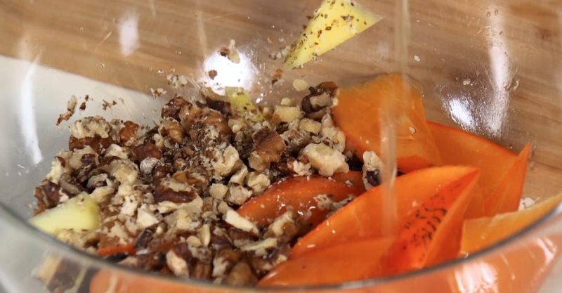 Салат из утки с манго и хурмой