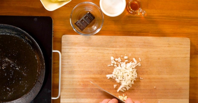 Филе-миньон с шоколадным соусом