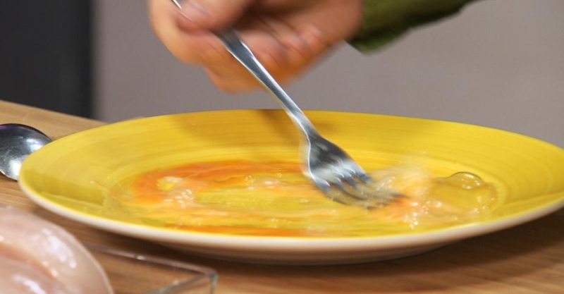 Шницель в крекерах и витаминный салат