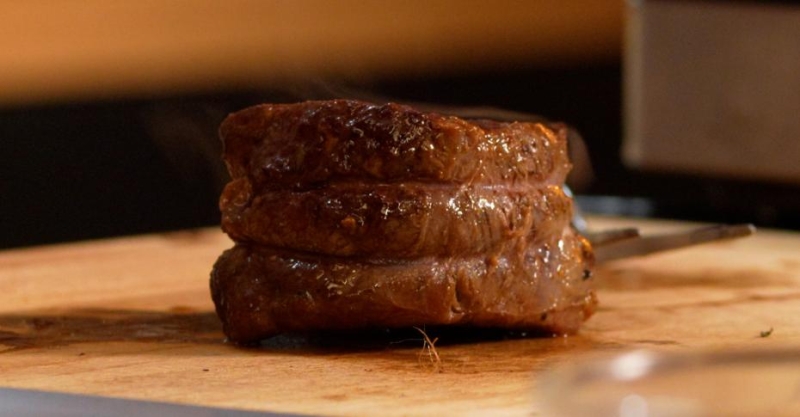 Филе-миньон с шоколадным соусом