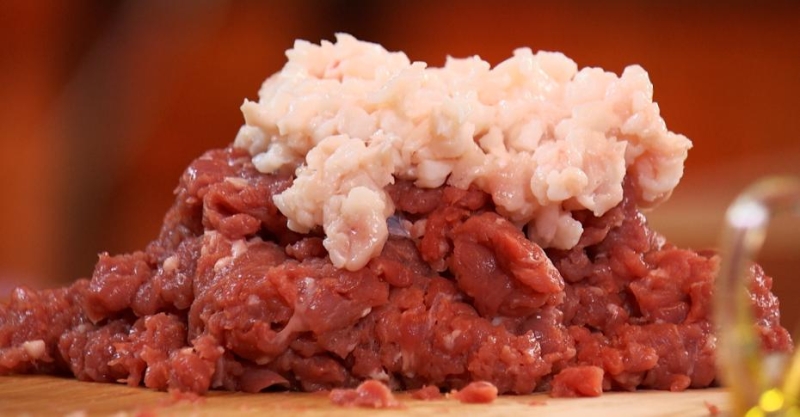 Люля-кебаб из баранины с запечённым баклажаном, сальсой из томатов и зелёным соусом