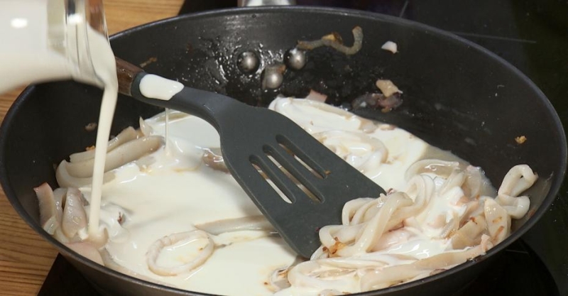 Зелёное ризотто и сливочный кальмар