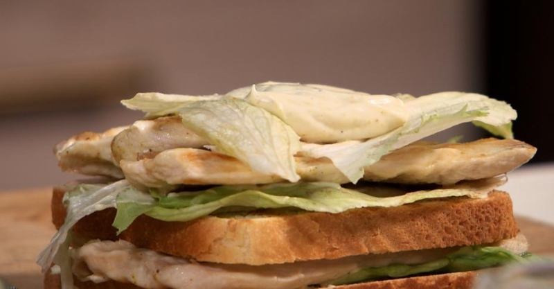 Сэндвич с курицей карри и салат с маринованными огурчиками