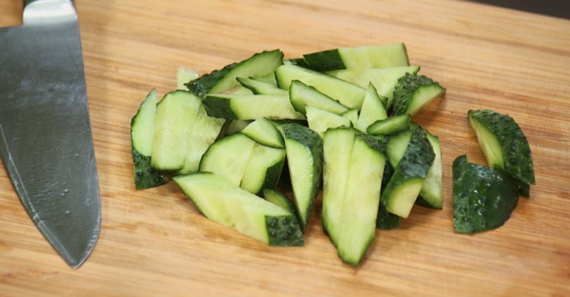 Утиная грудка в ягодах и салат с табаско