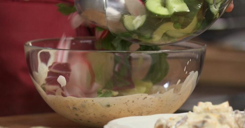 Куриная грудка с грибным соусом и салат с редисом