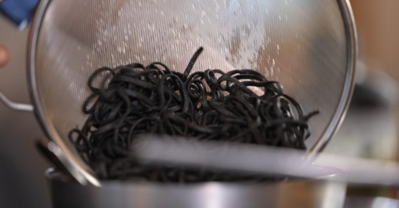 Чернильные спагетти с песто