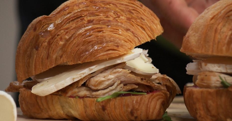 Сырные пончики и круассаны с индейкой