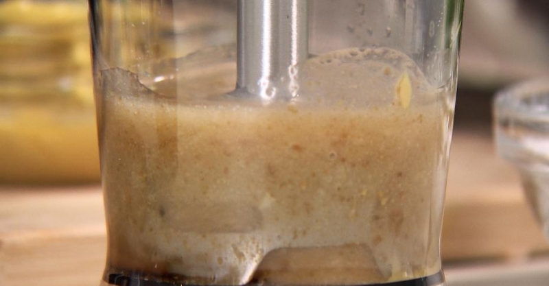 Салат с курицей и овощами с заправкой из наршараба