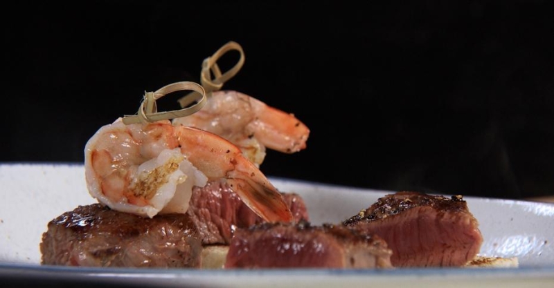 Шпажка с мини-стейком и креветкой