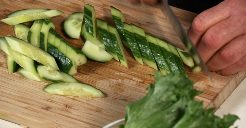 Салат с курицей и овощами с заправкой из наршараба