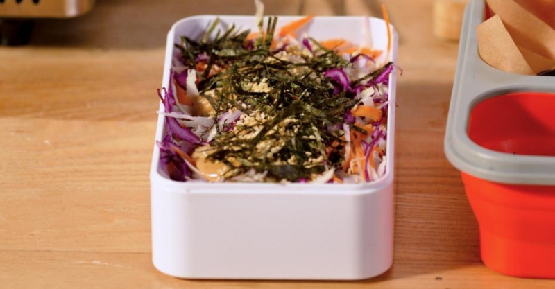 Капустный салат с соусом терияки