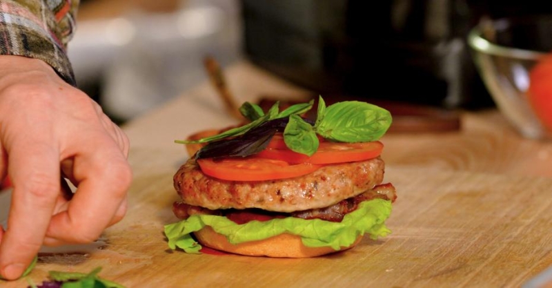 Бургер с вишней