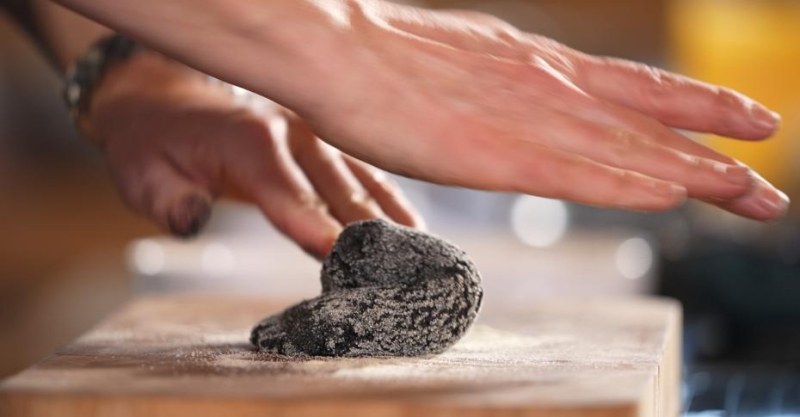 Чернильные спагетти с песто