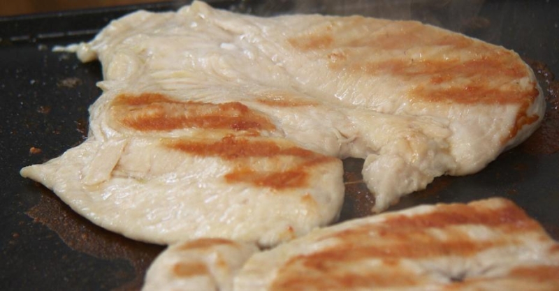 Куриная грудка с грибным соусом и салат с редисом