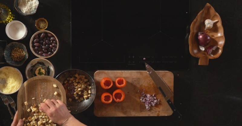 Фаршированные томаты с базиликом