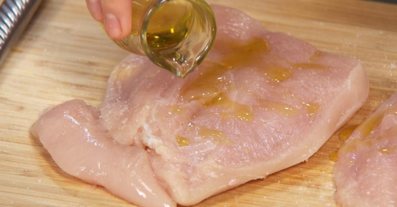 Куриная грудка с грибным соусом и салат с редисом