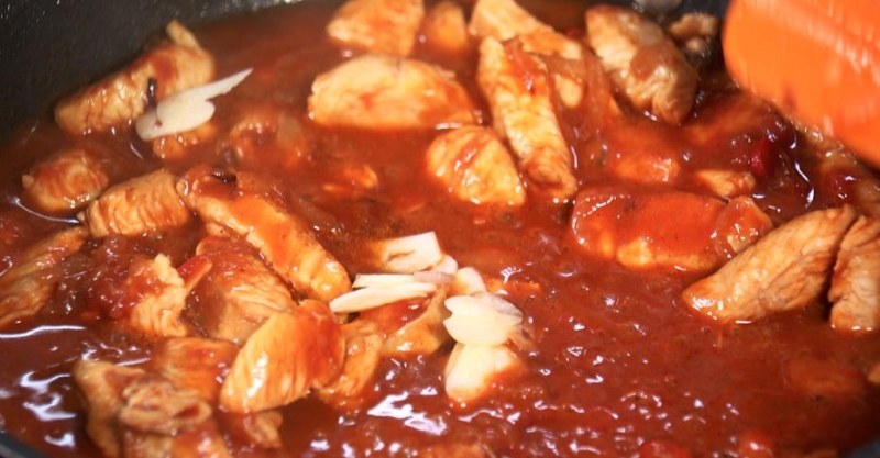 Кумпир (запеченная фаршированная картошка по-турецки)