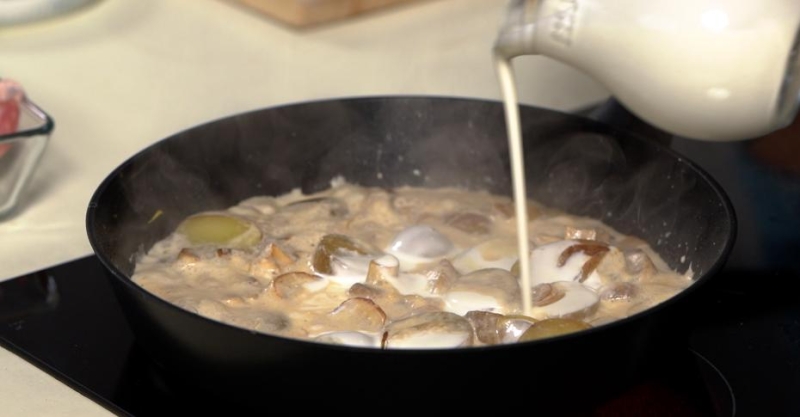Картошка с грибами в сырном соусе