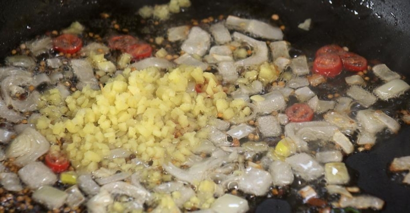 Вада пав (бургер с острой картофельной котлетой по-индийски)