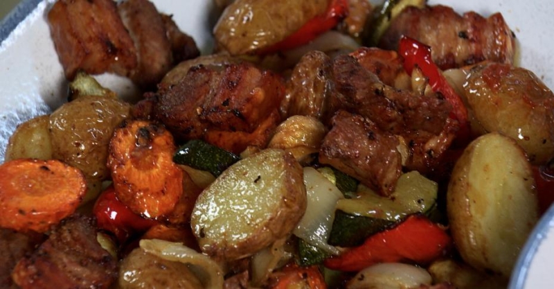 Запечённая свиная грудинка с овощами