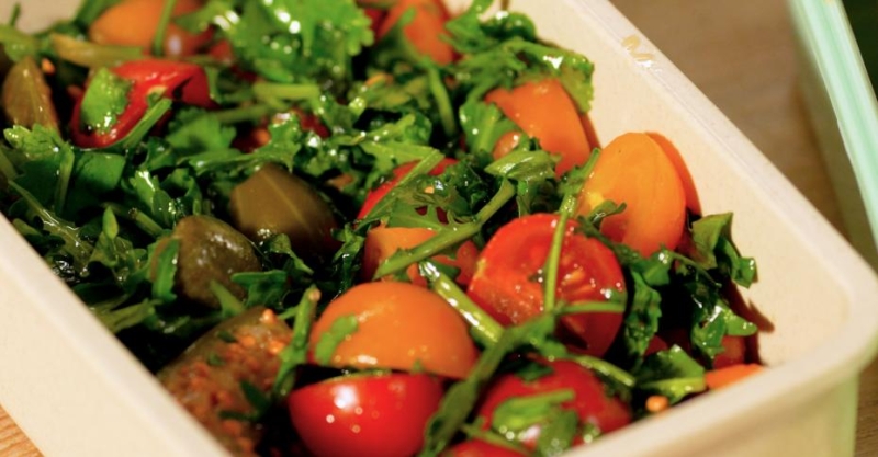 Цветной салат с черри и зеленью