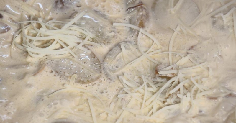 Картошка с грибами в сырном соусе