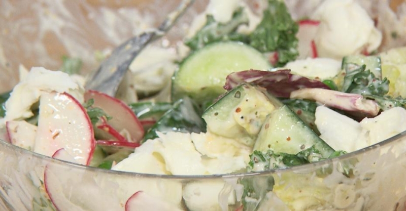 Куриная грудка с грибным соусом и салат с редисом