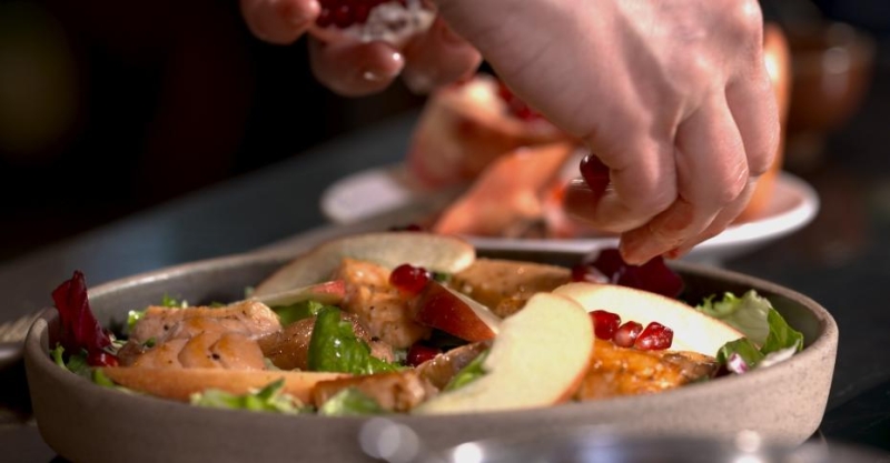 Тёплый салат с лососем