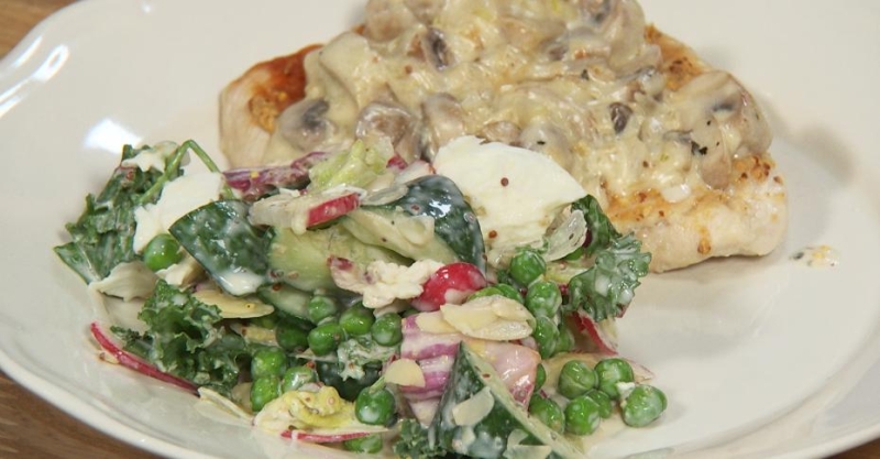 Куриная грудка с грибным соусом и салат с редисом