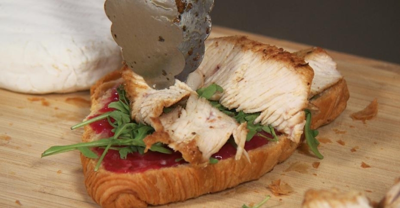 Сырные пончики и круассаны с индейкой