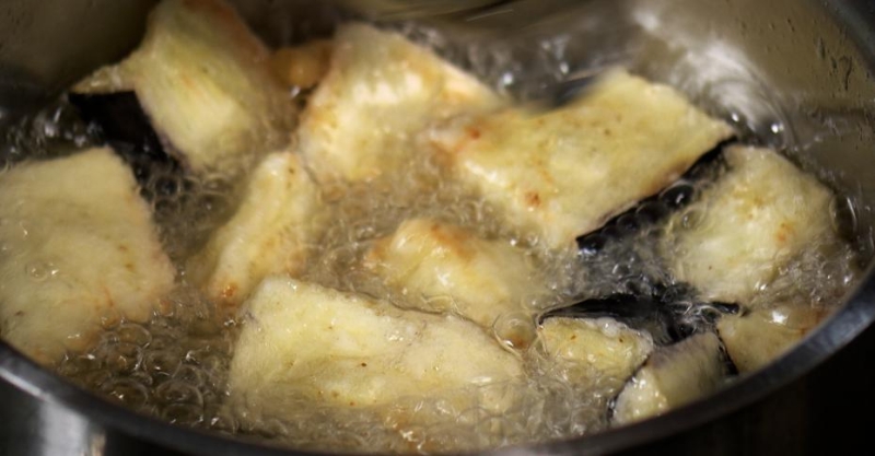 Салат тёплый с баклажаном, халуми с заправкой из наршараба