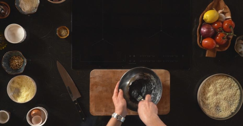 Чернильные спагетти с песто