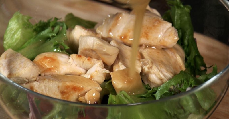 Салат с курицей и овощами с заправкой из наршараба